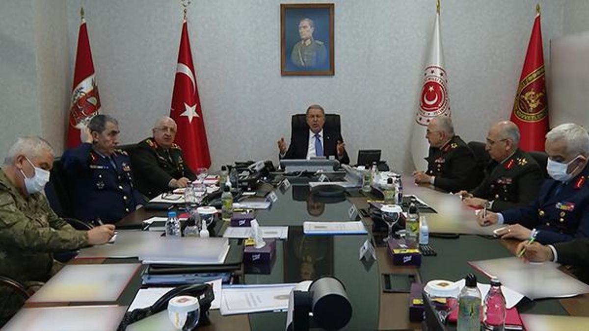 Bakan Akar, Pençe- Kilit Operasyonu harekat merkezinde