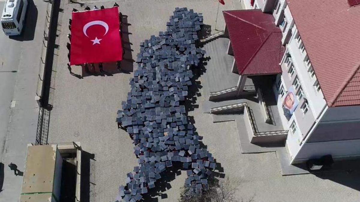 653 öğrenci, Atatürk'ün Kocatepe'de çekilen fotoğrafının koreografisini yaptı