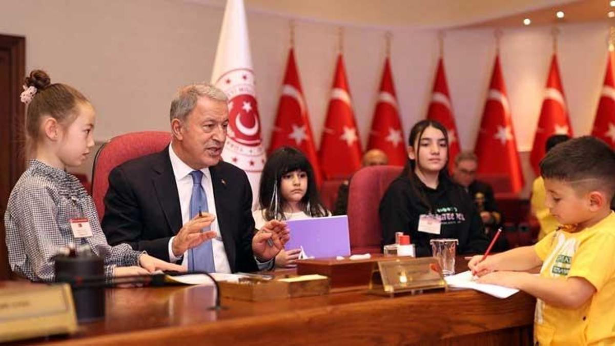 Bakan Akar, şehit ve gazi çocuklarıyla bir araya geldi