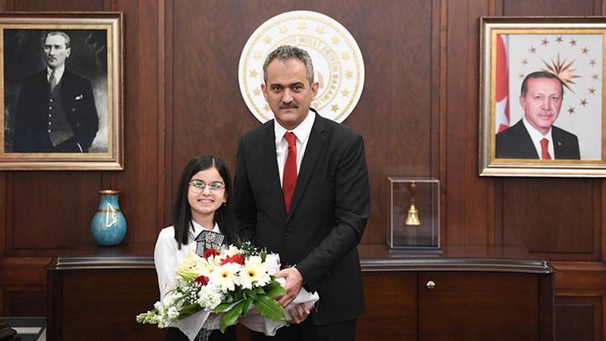 Milli Eğitim Bakanı Özer, koltuğunu küçük Yağmur'a devretti