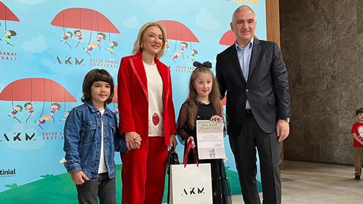 Bakan Ersoy AKM'de çocuk festivaline katıldı