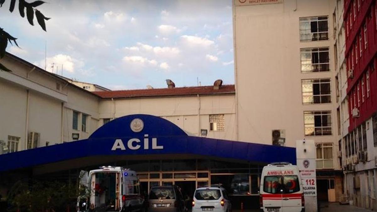 Kendisinden ayrılmak isteyen kadını çocuklarının gözü önünde bıçakladı