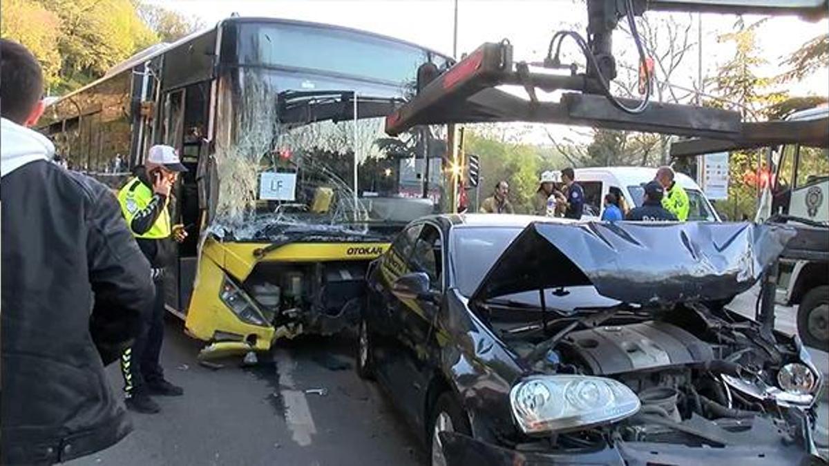 İstanbul'da İETT otobüsü 16 araca çarptı! Çok sayıda yaralı var