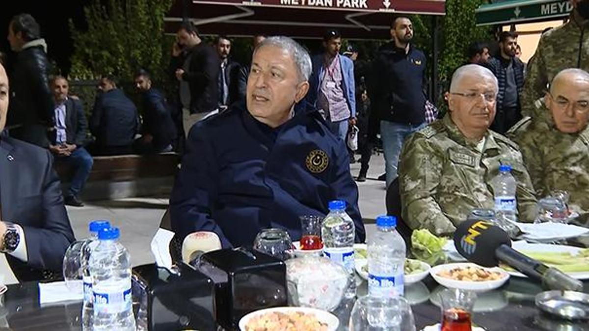 Bakan Akar, beraberindeki Komutanlarla Irak sınırının sıfır noktasında iftar yaptı