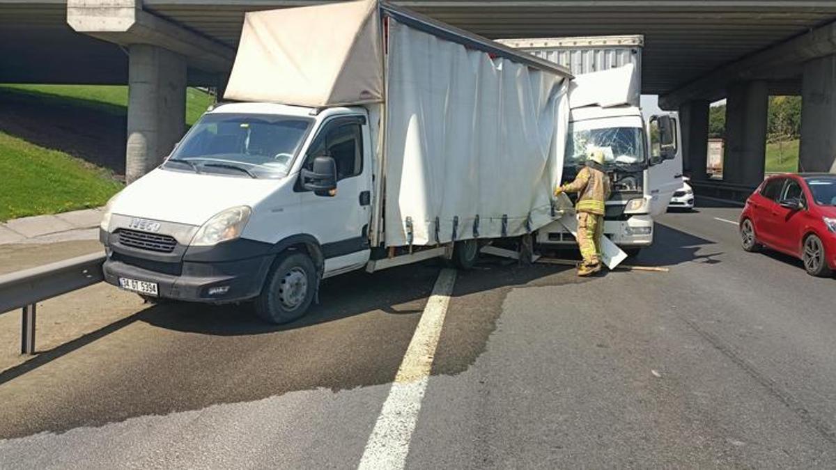 Kimyasal madde taşıyan kamyonet kaza yaptı, variller yola saçıldı