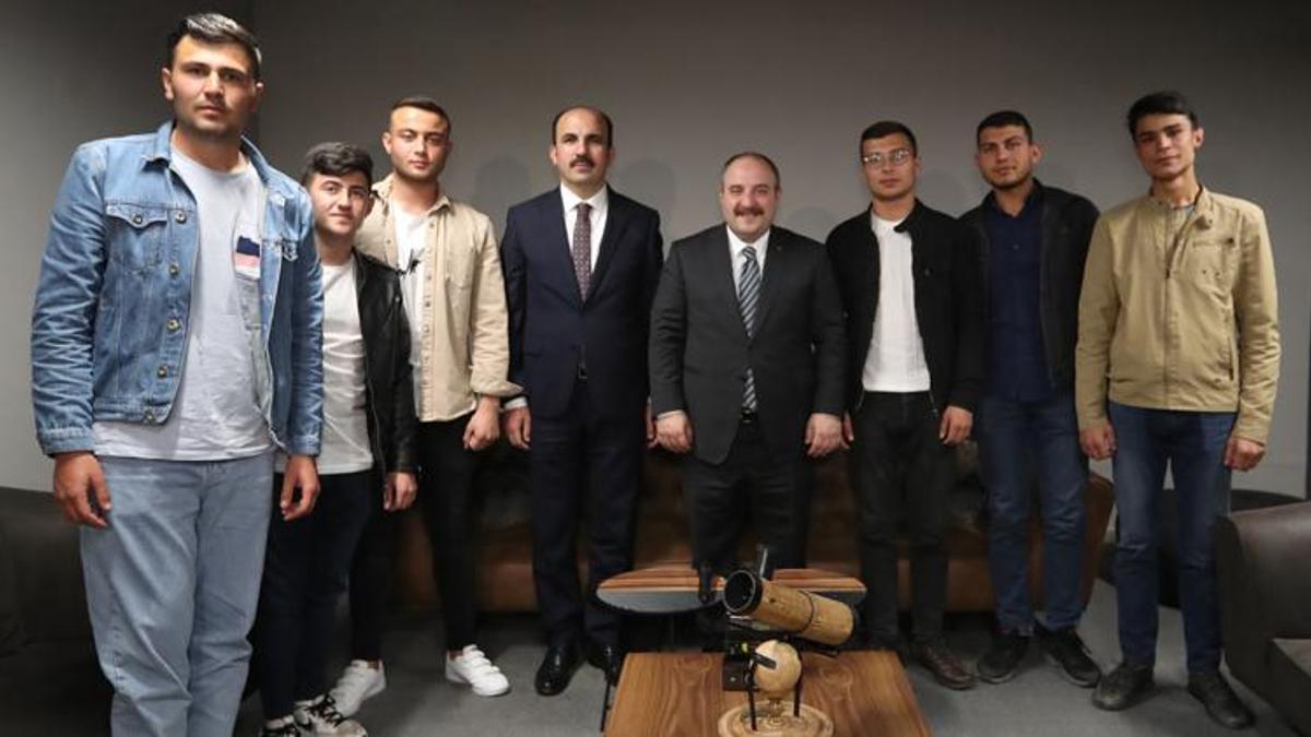 Bakan Varank, Güneş sistemini tartışan gençlerle buluştu