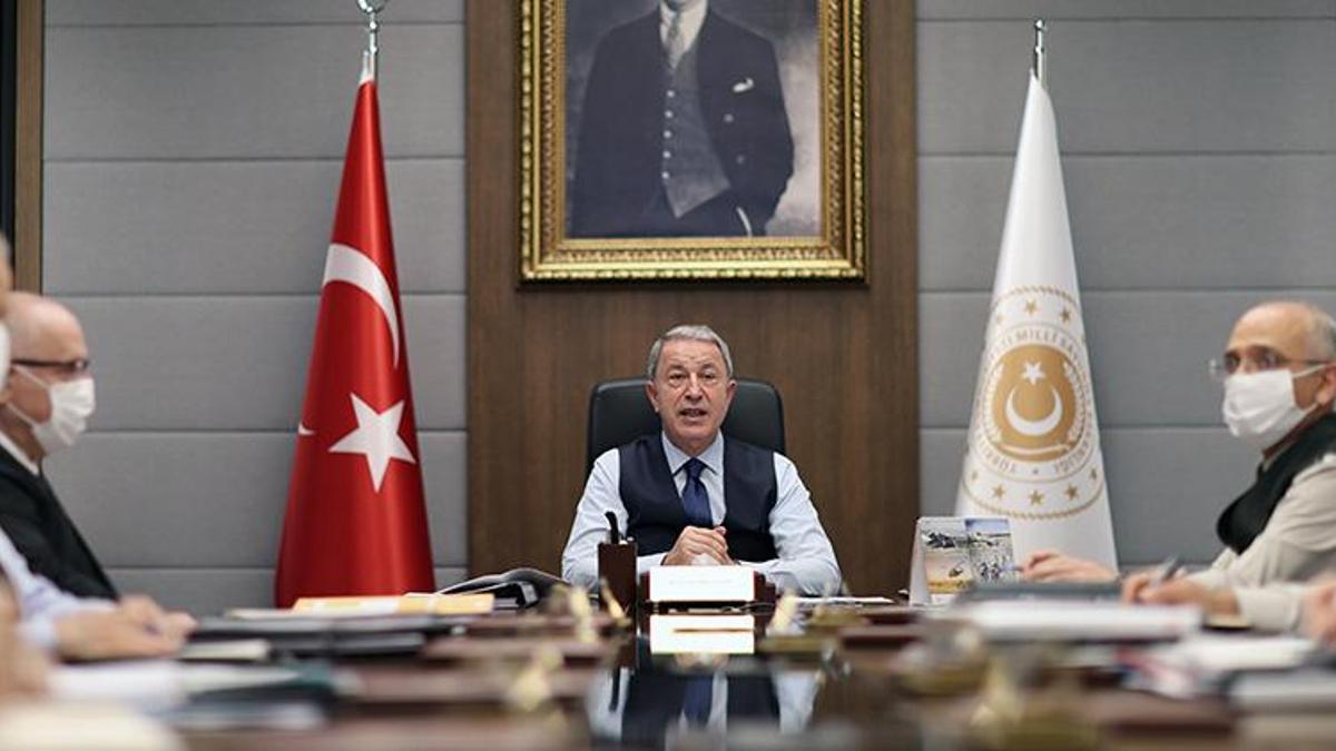 Bakan Akar'dan komutanlarla toplantı