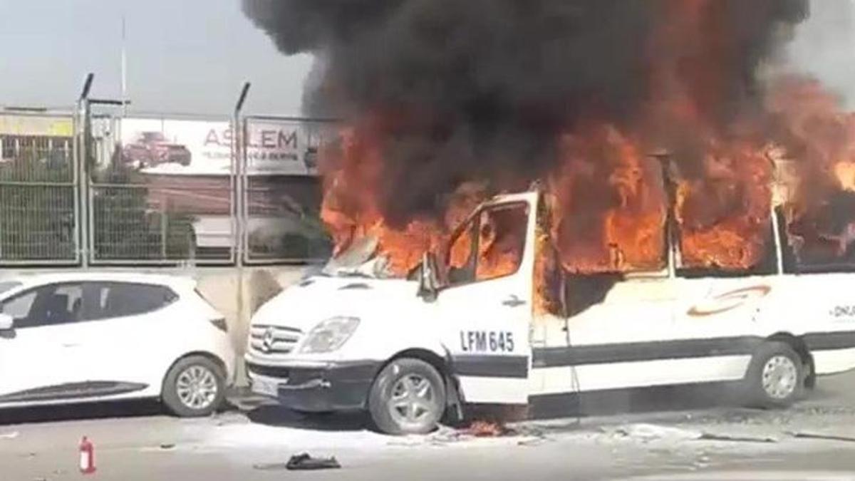 Başakşehir'de panik, servis minibüsü aniden alev aldı!