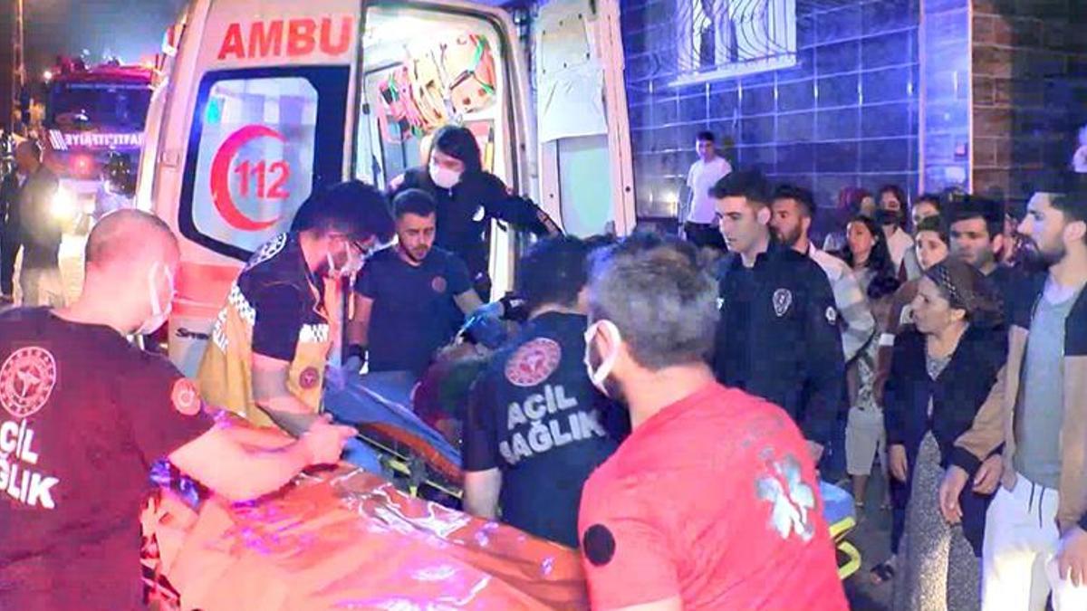 Esenyurt'ta yangın! Alevler 6 katlı binayı sardı, 12 kişi mahsur kaldı, 3 kişi hastaneye kaldırıldı
