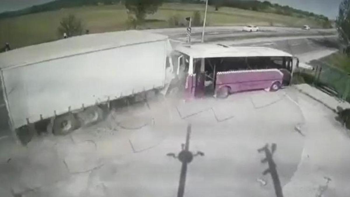 Kamyon halk otobüsüne çarptı! Ölü ve yaralılar var