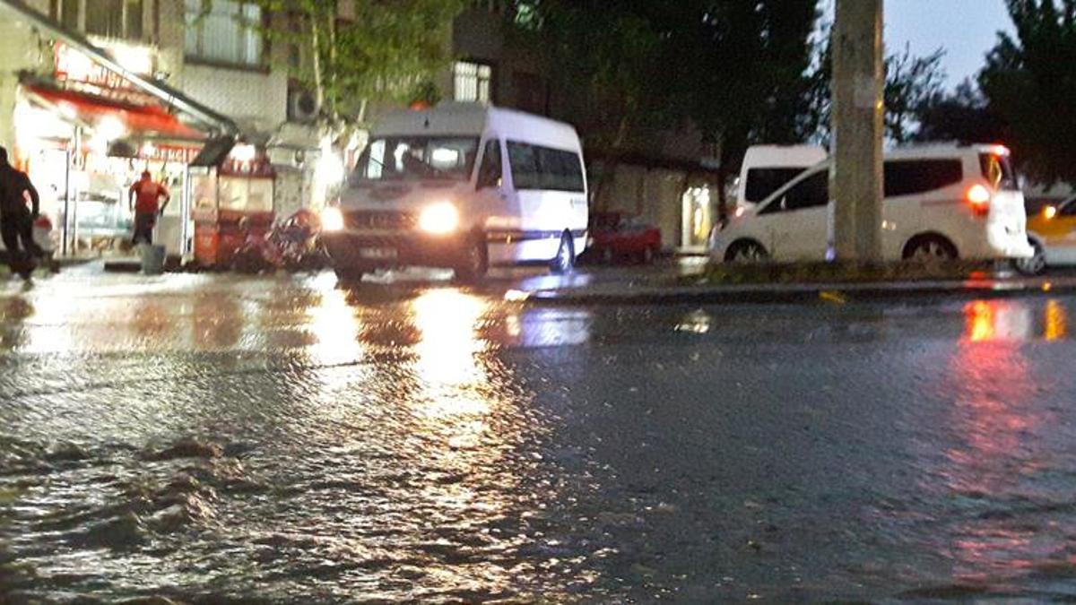 Diyarbakır'da sağanak yağış, cadde ve sokakları su bastı