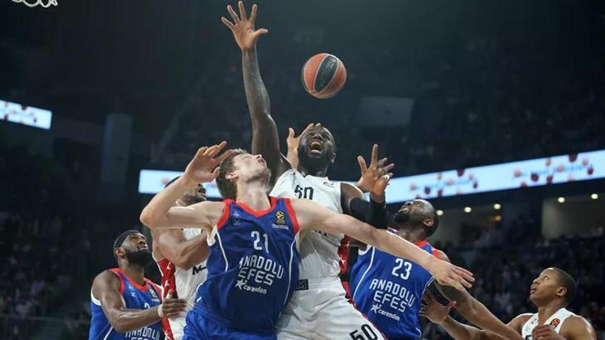 Micic, Pleiss, Larkin şov yaptı Anadolu Efes Olimpia Milano'ya 12 sayı fark attı