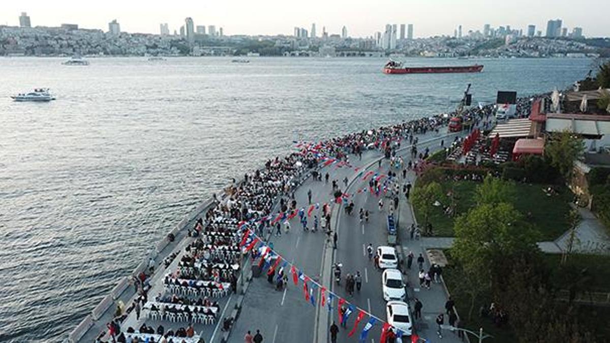 Üsküdar'da 2 kilometrelik iftar sofrası havadan görüntülendi