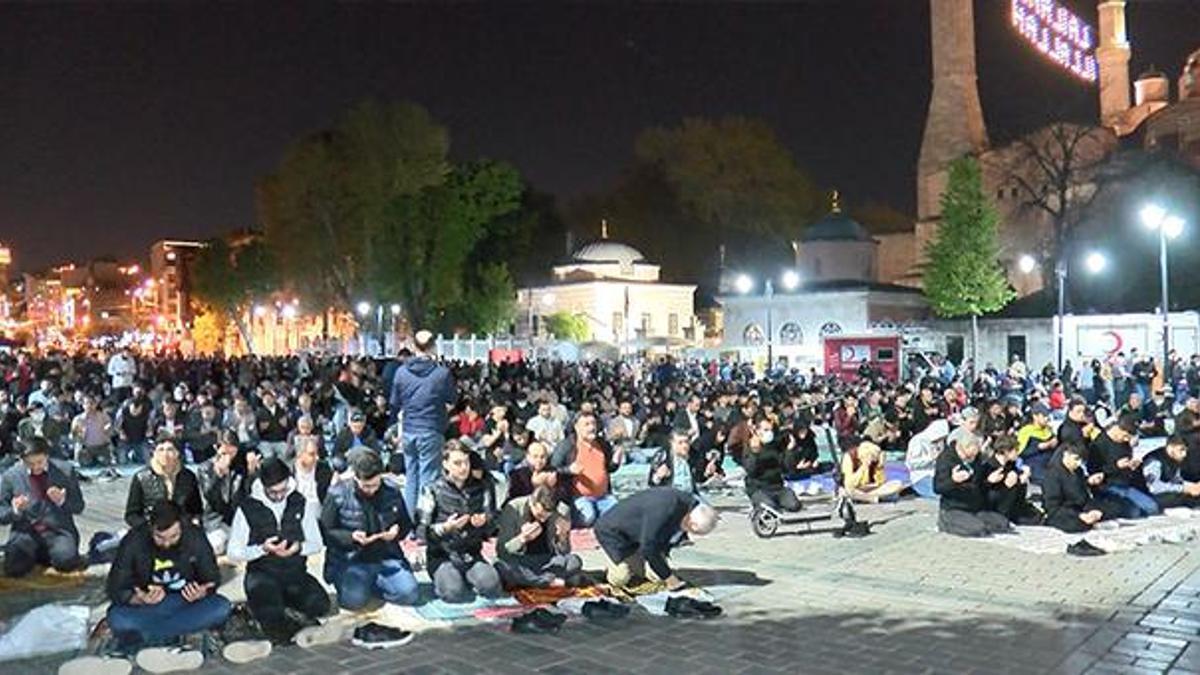Kadir Gecesi'nde genci yaşlısı camilere akın etti