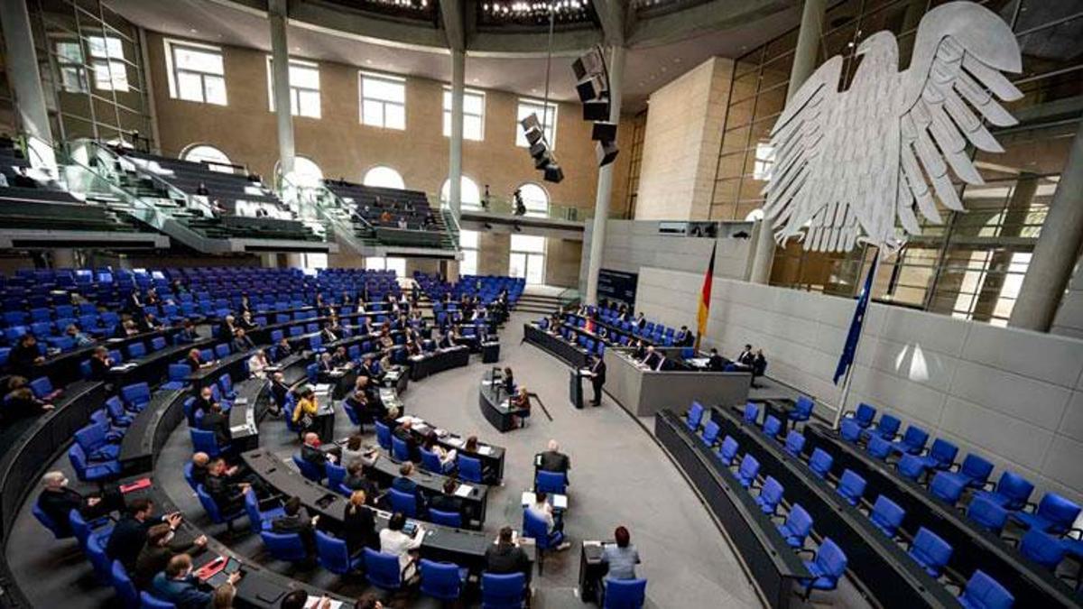 Almanya Federal Meclisi Ukrayna'ya ağır silah sevkiyatını onayladı