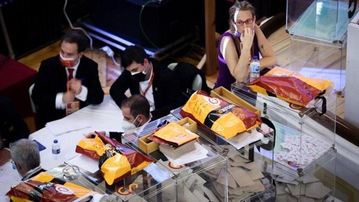 Galatasaray'da seçim iptal! 'Yazıklar olsun kalıbınıza...'