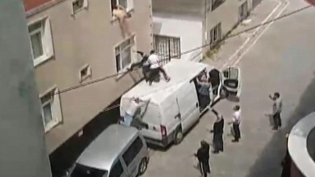 Mahsur kalanları kamyonetiyle kurtardı! 'Yüksek bir araç vardı, sürücüsü camın altına getirdi'