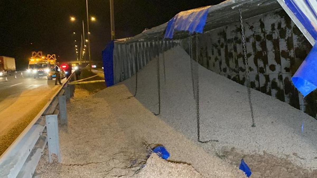 Kuzey Marmara Otoyolu'nda tır devrildi : 1 ölü , 1 yaralı