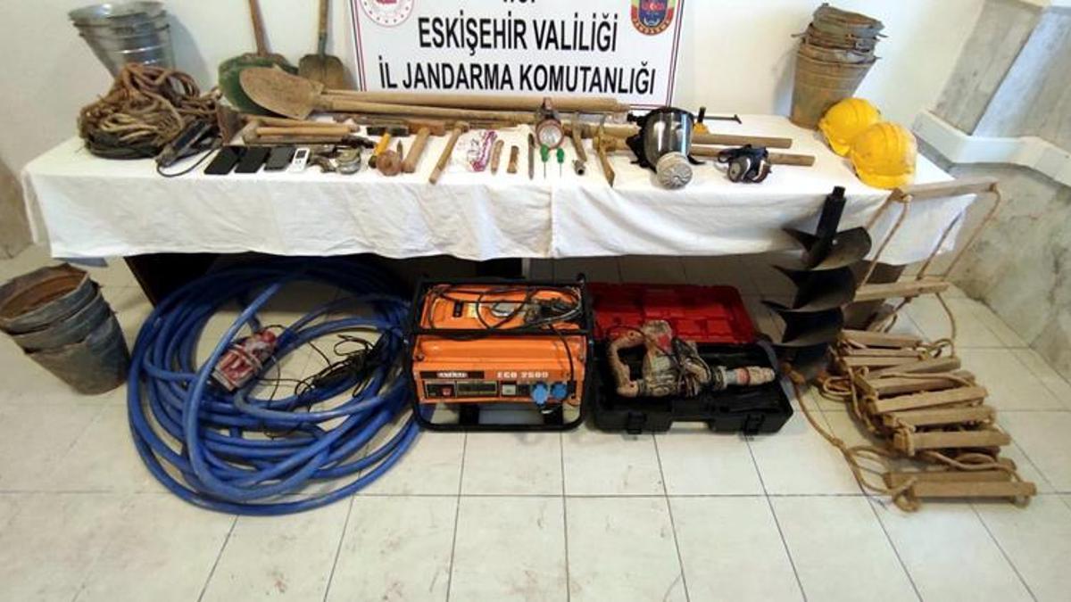 Define arayan şüpheliler, 14 metrelik çukurda yakalandı