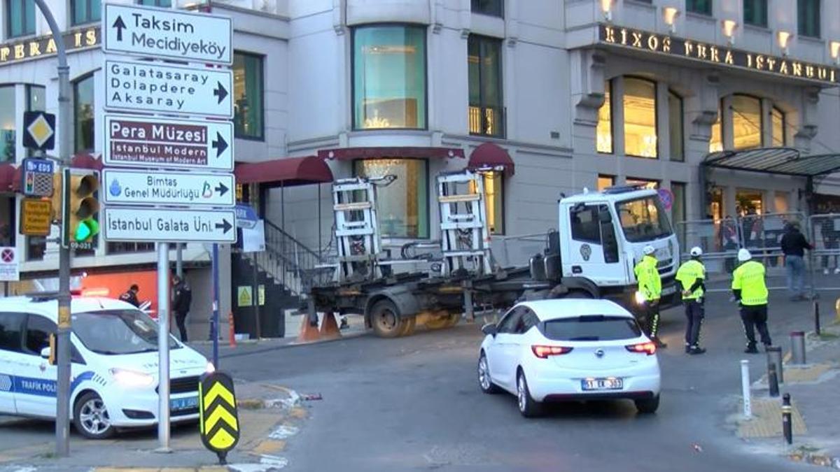 Taksim Meydanı'na çıkan yollar 1 Mayıs tedbirleri kapsamında kapatıldı