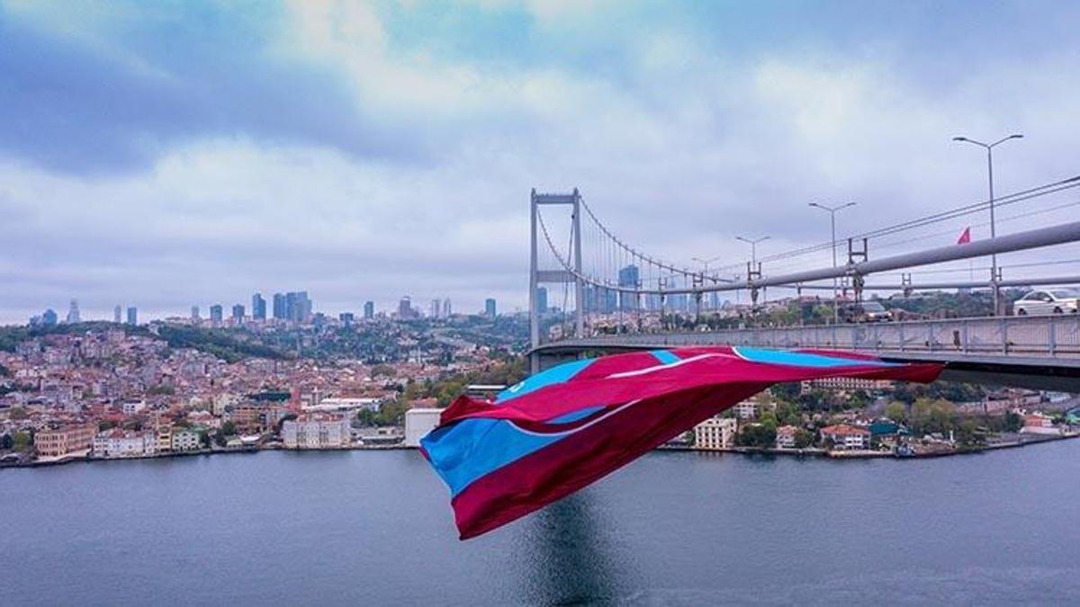 Bordo-mavili bayrak İstanbul Boğazı'nda