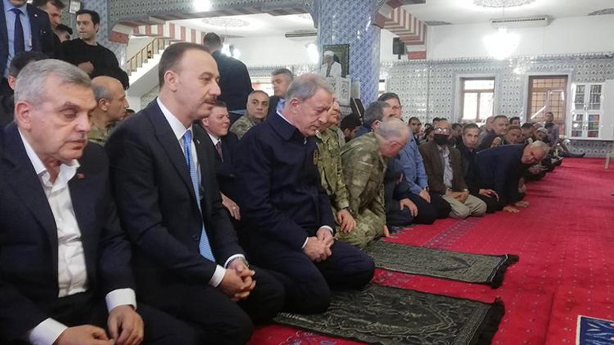 Milli Savunma Bakanı Hulusi Akar bayram namazını Balıklıgöl’de kıldı