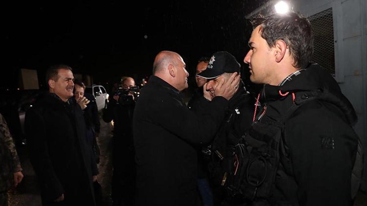 Bakan Soylu, Yüksekova'da kontrol noktalarını denetleyip, güvenlik güçleriyle bayramlaştı