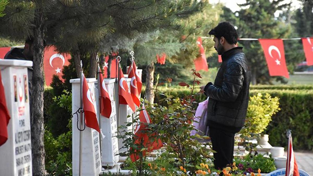 Malatya'da namaz sonrası şehitlikte buruk bayram