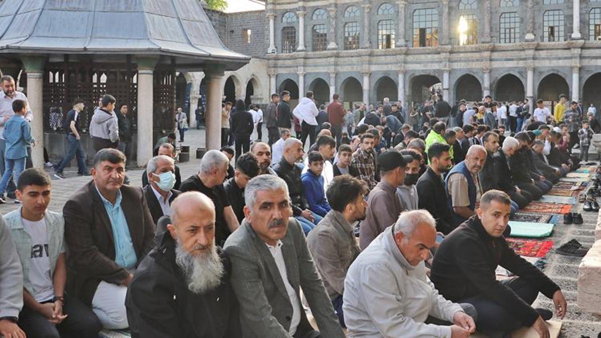 Ulu Cami'de, 2 yıl sonra mesafesiz ilk bayram namazı