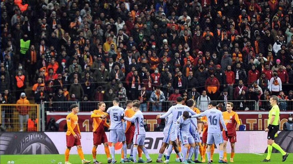 UEFA'dan Galatasaray'a ceza! Hem kapatma hem para...