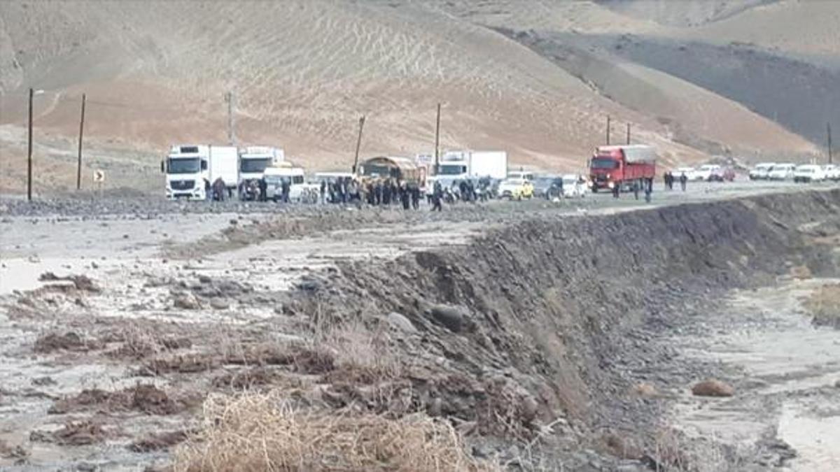 Iğdır-Erzurum yolu heyelan nedeniyle ulaşıma kapandı