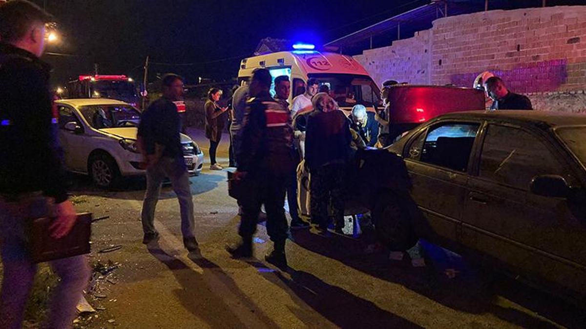 İzmir'de iki otomobil çarpıştı: 5 yaralı