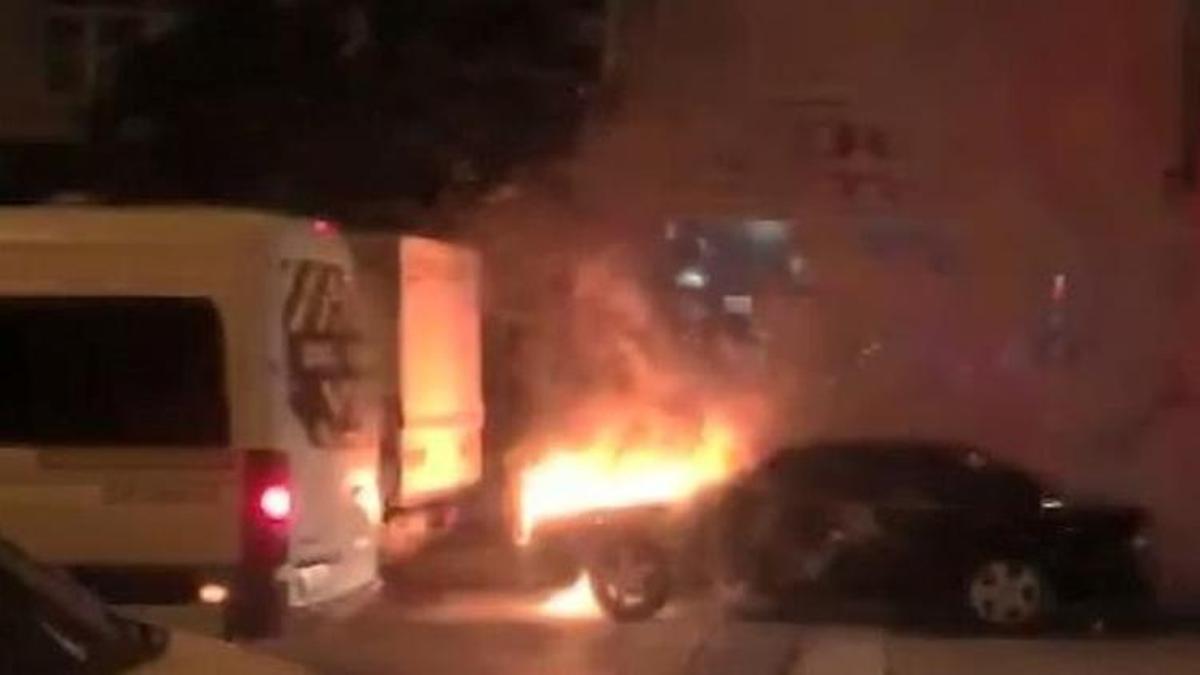 Şişli'de park halindeki otomobil alev alev yandı