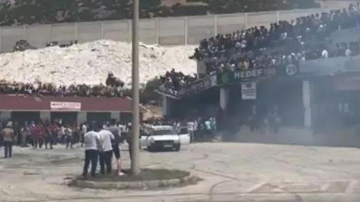 Antalya'da festivalde seyircileri taşıyamayan balkon çöktü!