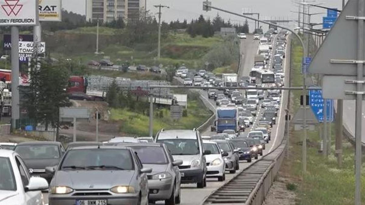 Tatilciler dönüş yolunda, trafik durma noktasında! Kilometrelerce kuyruk oluştu