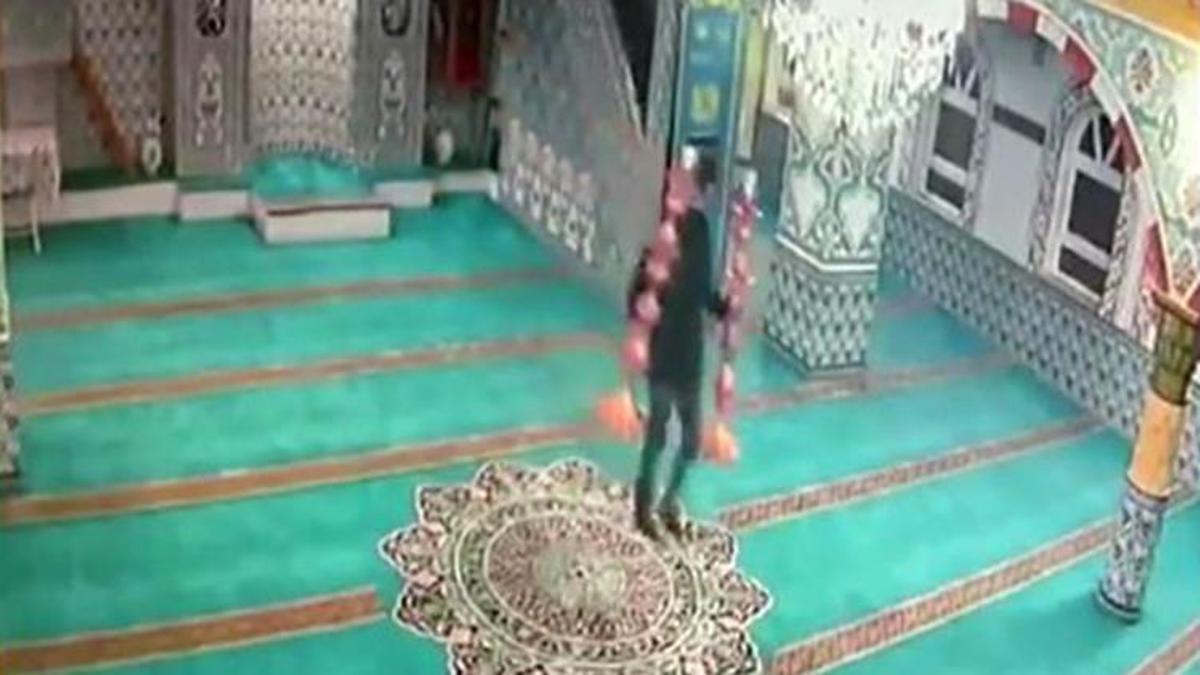 Camiden şamdan çaldı! Görüntülenmekten kurtulamadı