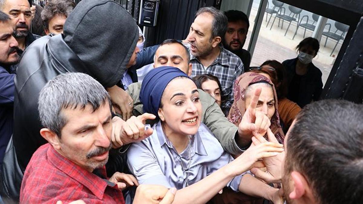 Evlat nöbeti tutan aileler HDP'ye siyah çelenk bıraktı, gerginlik yaşandı