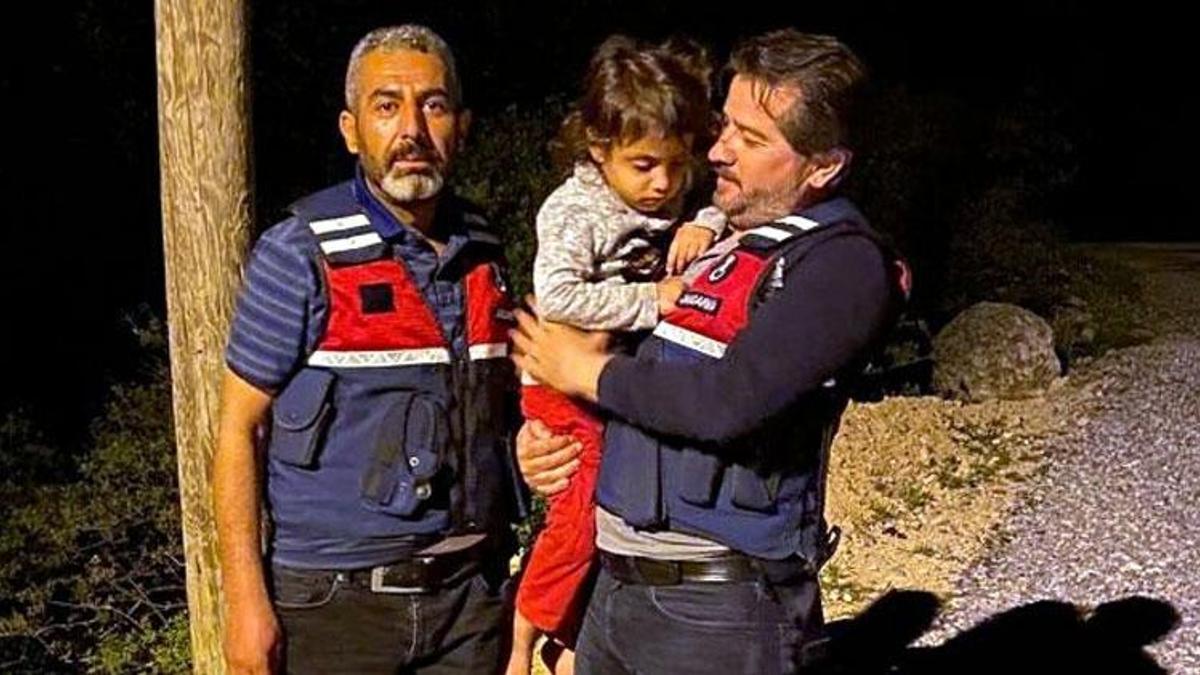 Kaybolan küçük Zümral, duvarın dibinde uyurken bulundu