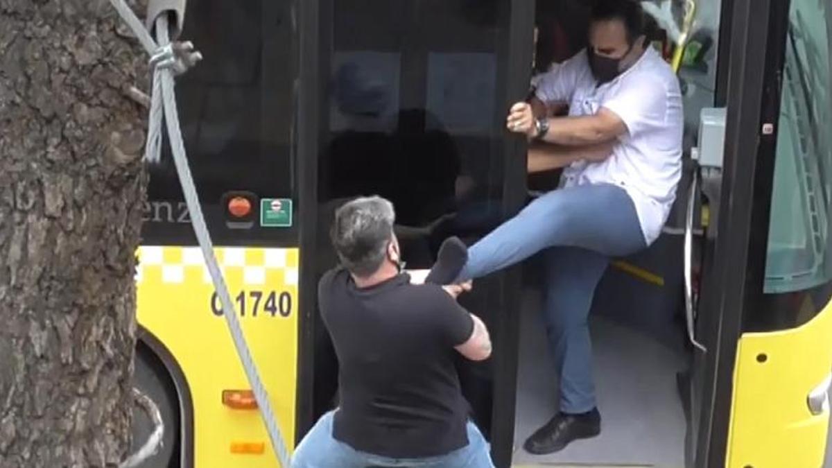 Kadıköy’de durak kavgası! İETT şoförü ile yolcu birbirine girdi