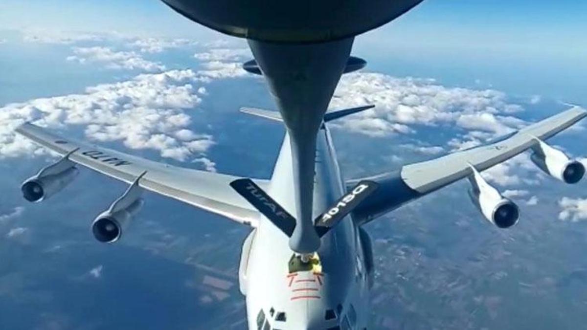 NATO uçağına havada yakıt ikmali