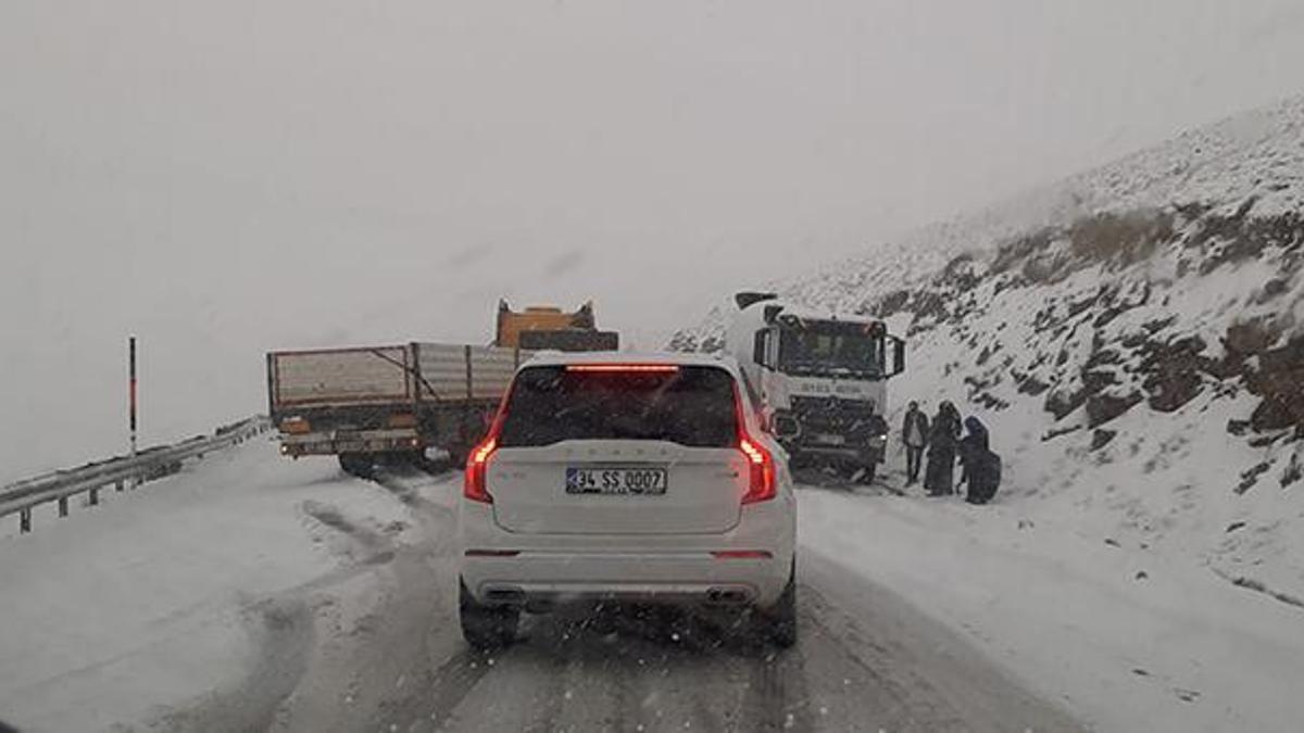 Kar yağışı fena vurdu! Karayolu ulaşıma kapandı, araçlar yolda kaldı