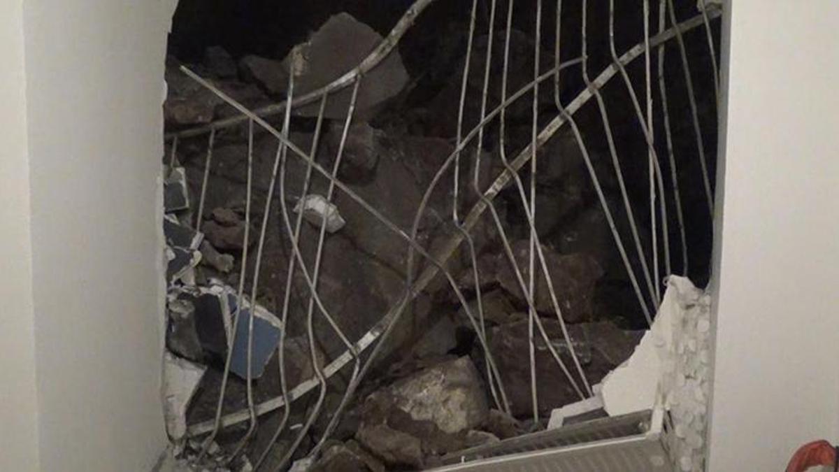 Kopan kaya parçası evin üzerine düştü