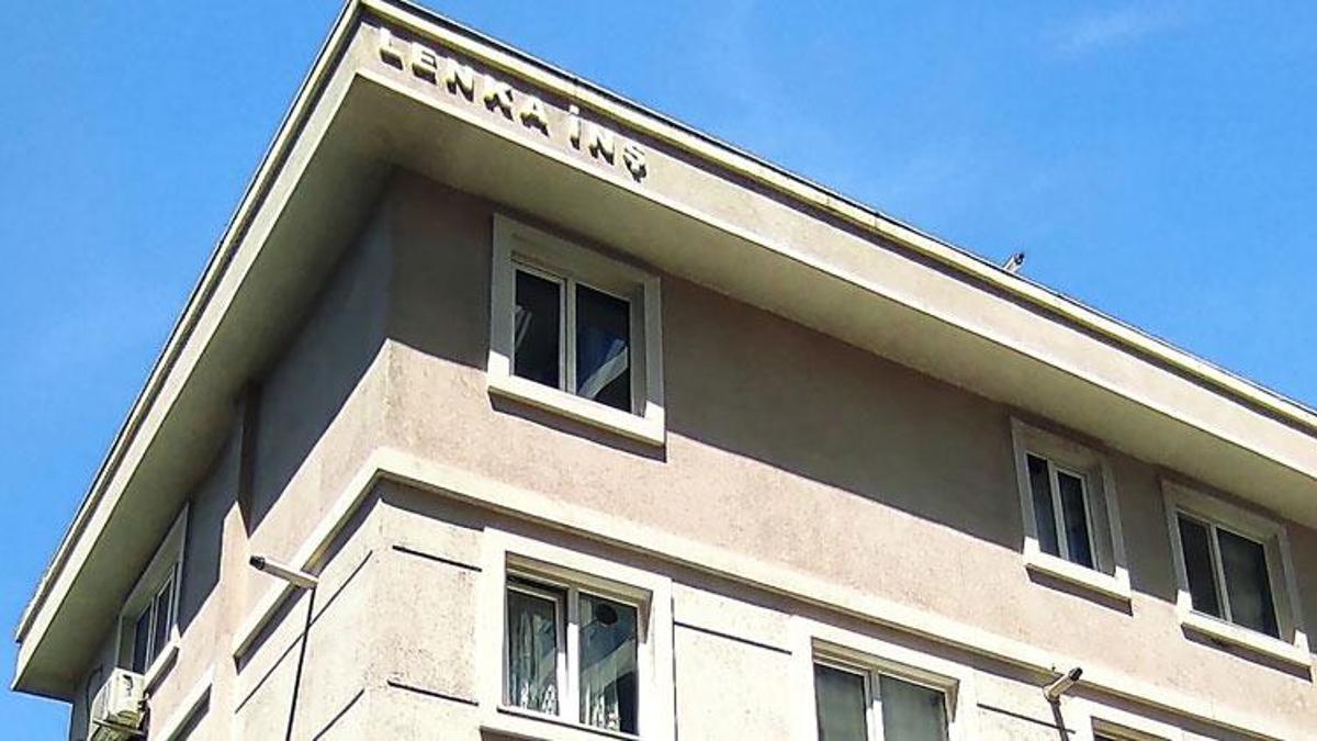 Evinin terasında 21 yerinden bıçaklanarak öldürüldü