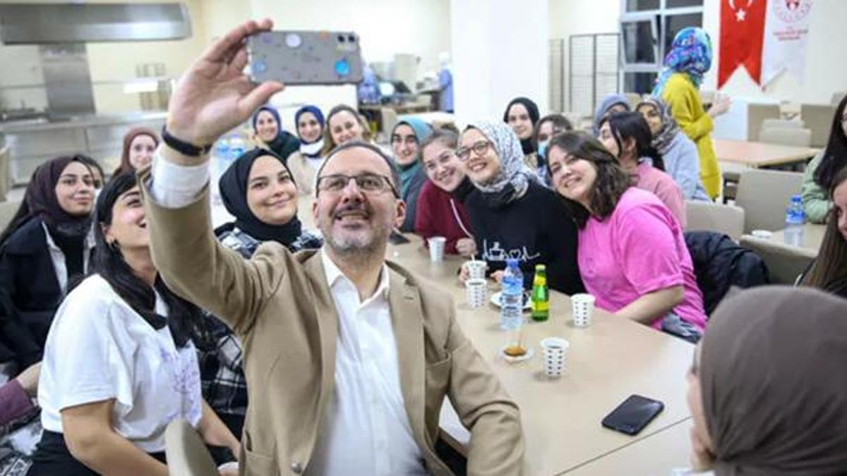 Bakan Kasapoğlu'ndan yurtta kalan öğrencilere büyük sürpriz!