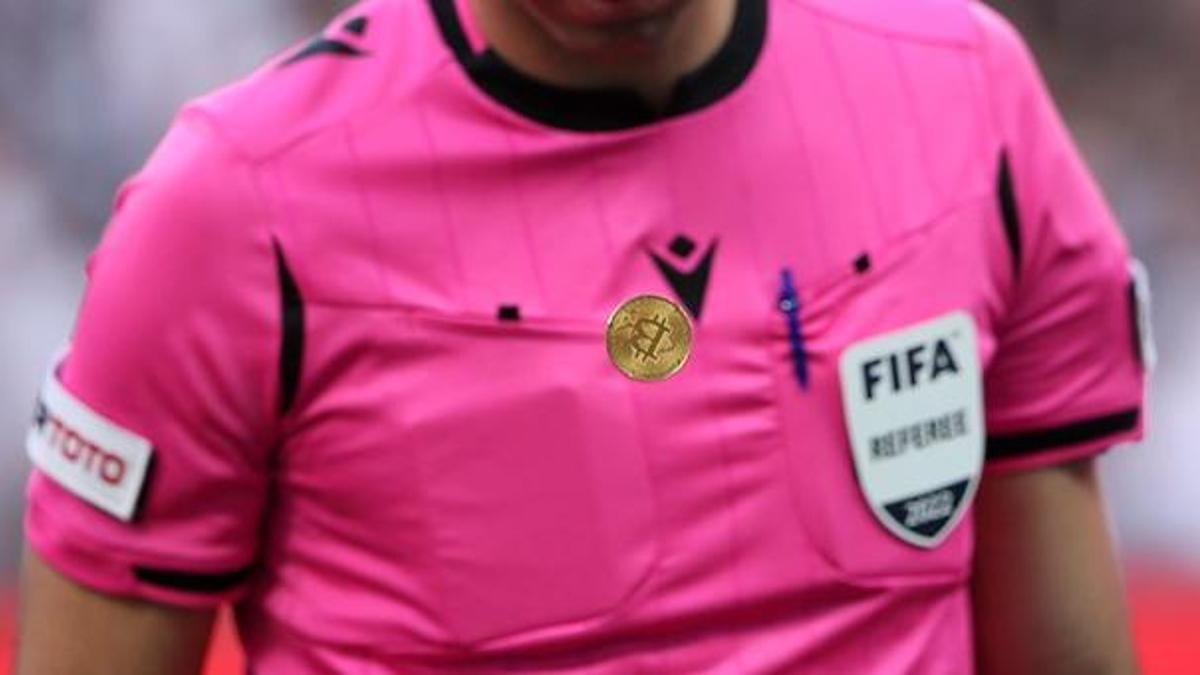 Beşiktaş - Fenerbahçe derbisinde bir ilk! Böylesi görülmedi, hakem cebinden Bitcoin çıkardı ve...
