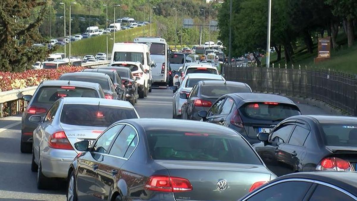 İstanbul'da haftanın ilk iş günü trafik yoğunluğu yaşanıyor