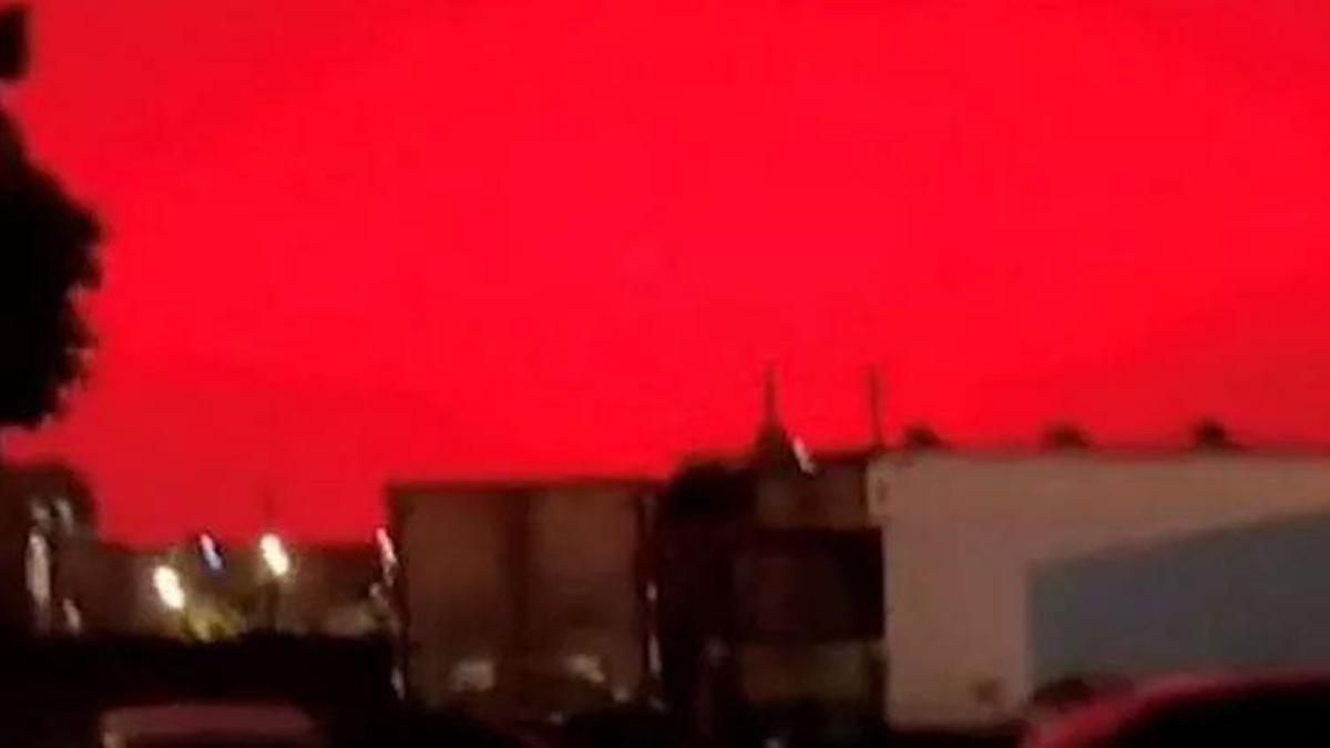Kızıla dönen gökyüzü paniğe neden oldu! Sosyal medyada viral olan görüntüler için beklenen açıklama geldi...