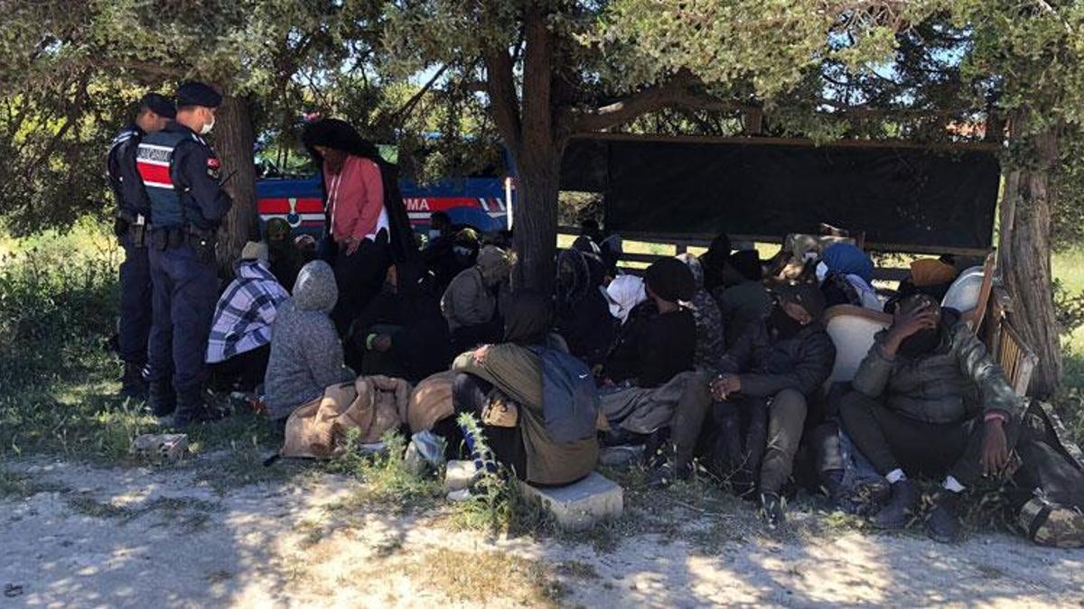İzmir'de 63 kaçak göçmen yakalandı
