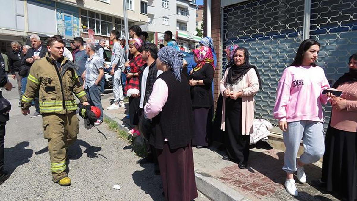 Kartal’da otomobil kaldırımdaki işçileri ezdi