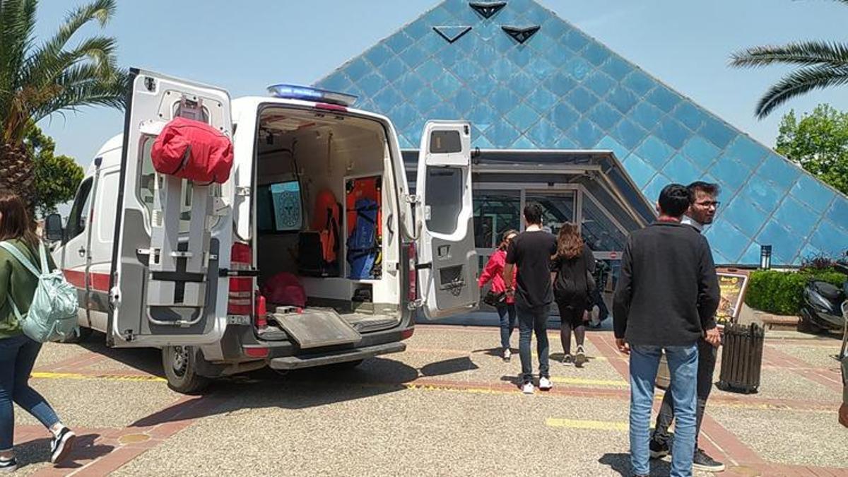 Bursa'da AVM'de mağazanın tavanı çöktü!